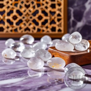 Cuarzo cristal sobre mármol árabe con logo